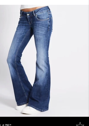 Blåa bootcut jeans från lager 157 - Skit snygga lågmidjade jenas från lager i storlek xxs. Säljer då de aldrig kommit till användning 