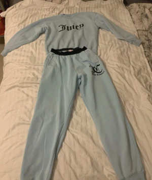 Ljusblå Juicy Couture S - Ljusblå sweatshirt från Juicy Couture med svart Juicy-tryck på bröstet. , långa ärmar och mjukt fleecefoder på insidan. 