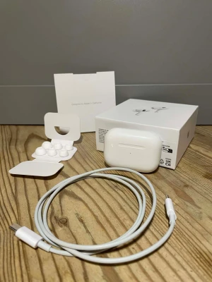 AirPods Pro (2nd generation) - Säljer ett par Apple AirPods Pro (2nd gen) i mycket fint skick. Komplett med originalkartong, laddningskabel (USB-C), extra öronkuddar i olika storlekar och dokumentation. Inga synliga repor eller skador, ser ut som nya. Perfekt för dig som vill ha trådlöst ljud i toppklass. Köptes i våras, men har endast använt några gånger sedan dess