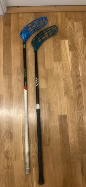Oxdog innebandyklubbor - Två st oxdog klubbor! En ulitmatelight 27 och en GOAT 27, bägge 96 cm och right. Sparsamt använda. 
