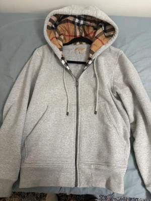 Burberry Zip  - Jätte fin zip från Burberry i perfekt skick storlek S passar som vilken storlek S som helst, jämför min med andra på Plick så ser man tydligt 