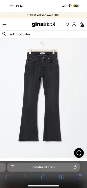 Low petite bootcut jeans Gina - Helt nya svarta/off black low waist jeans från Gina tricot i petite modell. Prislapp finns kvar! De är helt slutsålda online. Nytt pris: 499,95kr 
