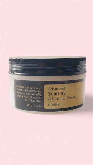 COSRX Advanced Snail 92 All in One Cream - Populär och återfuktande ansiktskräm med 92% snigelsekretfiltrat (mucin). Hjälper till att lugna huden, reparera hudbarriären och ge en naturlig glow. Burken är i fint skick!! Använd ca 3 gånger)
