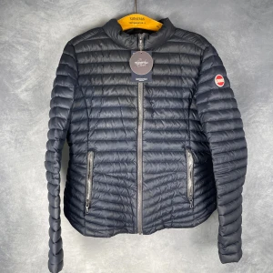 Colmar Jacka - Skick: 8,5/10, inga defekter. | Ingår: Endast jackan. | Nypris: +- 4000 SEK. | Storleken är 44/XS.