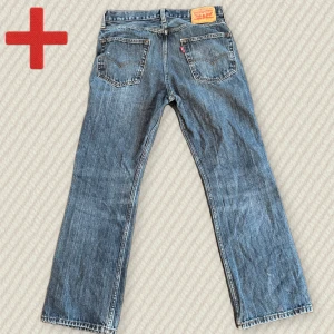 Levis 527 Bootcut - Riktigt snygga Bootcut Levis i modellen 527! Storlek: 32/30. Lite färgfläckar på byxorna, men kan tas bort. Skriv om du har frågor! Riktigt snygga Bootcut Levis i modellen 527! Storlek: 32/30. Lite färgfläckar på byxorna, men kan tas bort. Skriv om du har frågor! 