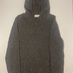 Kasmir hoodie  - En hoodie från Sayless i en jätteskön kasmir blandning, den har inga defekter och den är storlek S men mer som en XS. Vid minsta lilla fråga hör av dig!