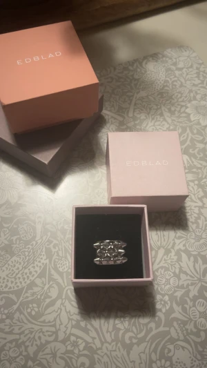 Edblad nit ring  - Populär nit ring från Edblad. Säljer då jag bytt till guld, den är i fint skick, inga defekter och ser ut som ny. Säljer även matchande örhängen💕ord pris 399