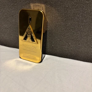 1 Million Parfum intense 50ml flaska OBS tom flaska! - Snygg och lyxig tom 50 ml flaska från Paco Rabanne. Tillverkad i Frankrike. Perfekt för dig som vill sticka ut med en ikonisk design. OBS tom flaska!!