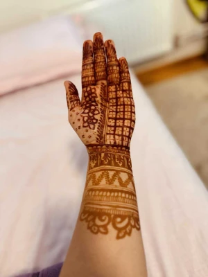 Henna för handmålade mönster - Säljer henna för att skapa detaljerade och unika mönster på händer och armar. Färgen är djup brunröd och ger ett snyggt resultat med både blommiga och geometriska motiv. Perfekt för dig som vill ha kreativa och personliga designs. Henna är växtbaserad och appliceras med kon eller pensel.
