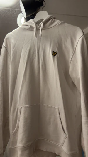 Lyle & scott hoodie - Lyle & scott hoodie i färgen vit och storleken M. Den ser skrynklig ut på bilderna men det är för att den har luggat på min soffa?