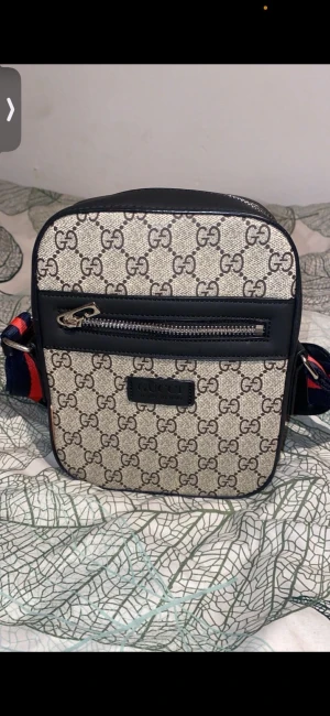 Herr axelväska märkes - Säljer lin helt nya axelväska märkes för herr helt oanvänd