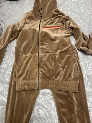 Prada tracksuit beige - Säljer finaste tracksuit prada beige