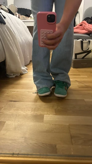 Adidas Samba gröna sneakers - Fina adidas samba skor i storlek 39 1/3. I bra skick men små tecken på användning finns i form av avskaft adidas märke inuti sulan, lite smutsiga allmänt se bilder 