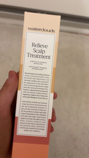 Waterclouds Relieve Scalp Treatment - Scalp leave-in treatment från Waterclouds, parfymfri och berikad med Xpertmoist och Seascap Complex. Återfuktar och lugnar torr, känslig och kliande hårbotten utan att tynga ner håret. 