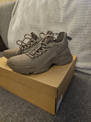 Steve Madden Sneakers Mac-e - Sneakers från Steve Madden. Obs , dom är små i storleken! Dessa är mer som en 38a!  Perfekt julklapp! 🥰 Jag köpte dom för 1149:- på Ellos men tiden för att lämna tillbaka har gått ut ..