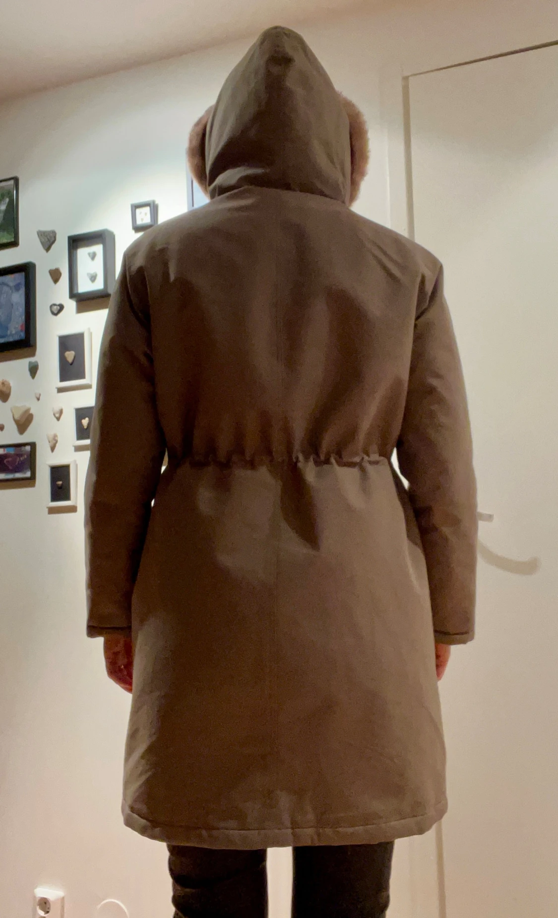 Beige parkas med fuskpäls och huva - 1