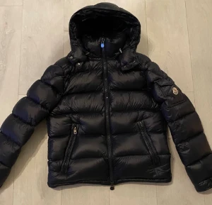 Moncler Maya - Säljer denna mörkblå moncler maya. Mycket bra skick. Storlek 1/S kan gå ner i pris vid snabb affär. 
