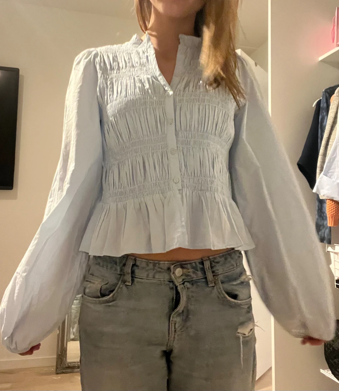 Ljusblå blus med volang och smock - 4