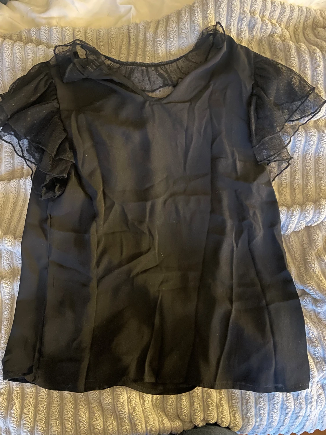 Svart blus med volang och prickig mesh💞 - 4