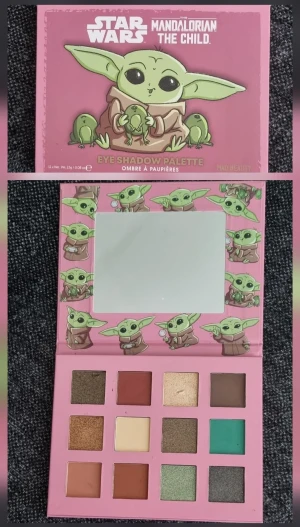 Star Wars Mandalorian ögonskuggspalett - Säljer en ögonskuggspalett med Baby Yoda-motiv från Star Wars Mandalorian. Paletten har 12 olika färger, inklusive grönt, turkos, guld, brunt, beige och skimrande nyanser. Förpackningen är rosa med spegel och söta illustrationer av Grogu. Lite använd. 