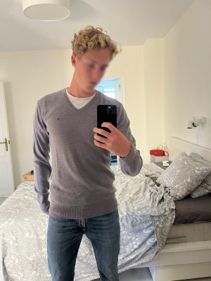 Grå v-ringad tröja från J.Lindeberg - Snygg grå v-ringad tröja från J.Lindeberg i 100% merinoull i väldigt bra skick! 😊                                 —————————————————————————                                                              📐| Storlek: M                                                          👖| Märke: J.Linberg                                               🔎 | Skick: 9.3/10 (använd 2 gånger)                   💵 | Ny Pris: 1399 kr                                                ✍🏻 | Skriv om du har några frågor