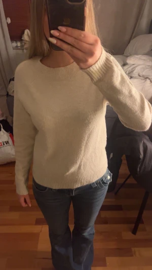 Beige stickad tröja från Vero Moda - Mysig beige stickad tröja från Vero Moda i storlek XS. Tröjan har rund hals, ribbade muddar vid ärmslut och nederkant samt långärmad passform. Perfekt för dig som gillar enkel och clean stil med en neutral färgton. Tröjan är Lite nopprig, men annars i väldigt fint skick!