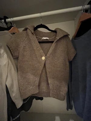 Beige stickad kofta från Zara - Kortärmad beige stickad kofta. perfekt att slänga över en t-shirt eller linne kyligare dagar😊👍