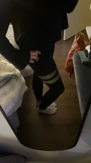 Svarta leggings med glittriga detaljer - Säljer ett par svarta träningsbyxor från STRONGER i storlek S, säljer pga jag har ett till par. Skriv om du vill ha fler bilder💓