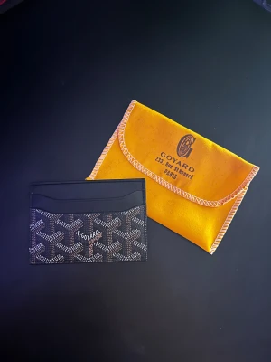 Korthållare  - Stilren korthållare. Helt ny kommer med fodral