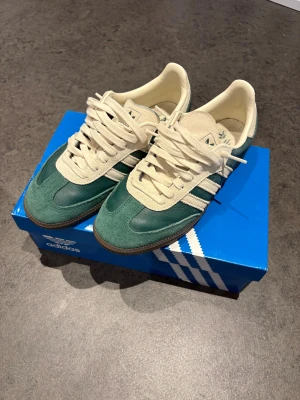 Adidas Sambas - Adidas Samba OG i en riktigt snygg färg och galet bra skick, använda 5 gånger då dem tyvvär inte längre passar. Storlek 41 1/3 och kartongen finns till och med kvar. Priset kan diskuteras!