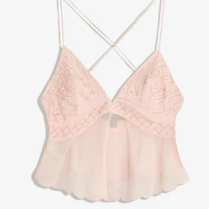 Jättesöt topp💕 - Supersöt ljusrosa linnetopp med tunna axelband som korsas i ryggen. Toppen har broderade detaljer och pärlor framtill, samt spets och vågig nederkant. Knytning i ryggen för extra snygg passform. Inte 100% säker på storleken men skulle säga runt S/Xs. Oanvänd💓💓