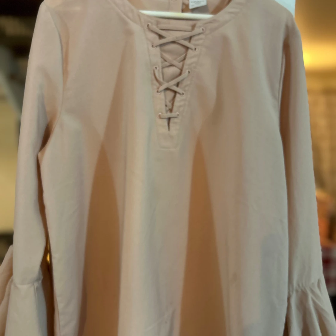 Ljusrosa skjorta med snörning och volangärm