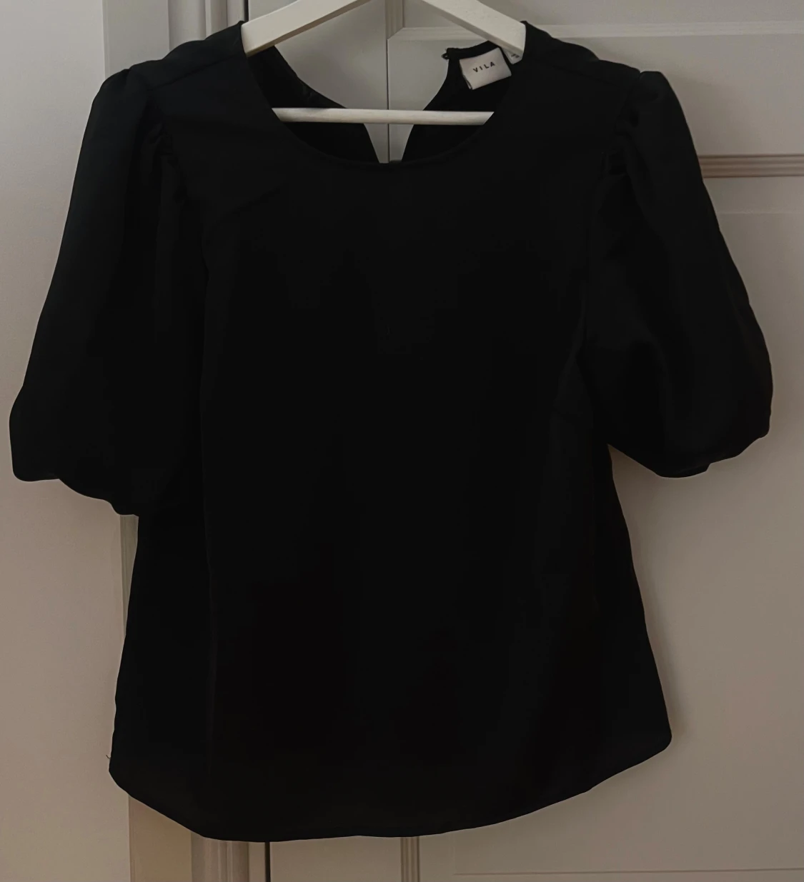 Svart blus med puffärm från Vila