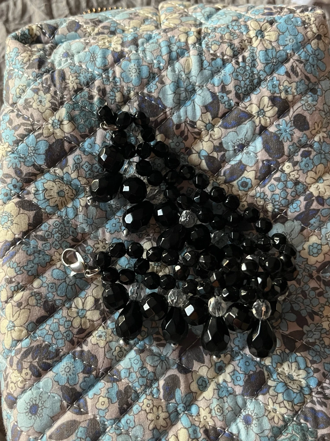 Svart pärlarmband med droppformade detaljer - 2