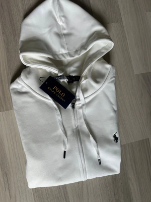 Ralph Lauren tröja - Säljer nu en vit Raulph Laren tröja i storlek S. Tröjan är helt ny med taggen på. Ett perfekt val inför vintern! 🔥