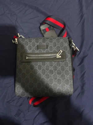 Svart axelväska äkta från Gucci - Snygg svart axelväska äkta från Gucci. Väskan är i väldigt bra skick bara använt ett par gånger den är nästan som ny 