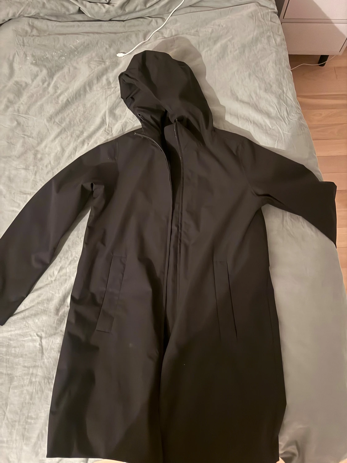 Svart regnjacka med huva från Elvine