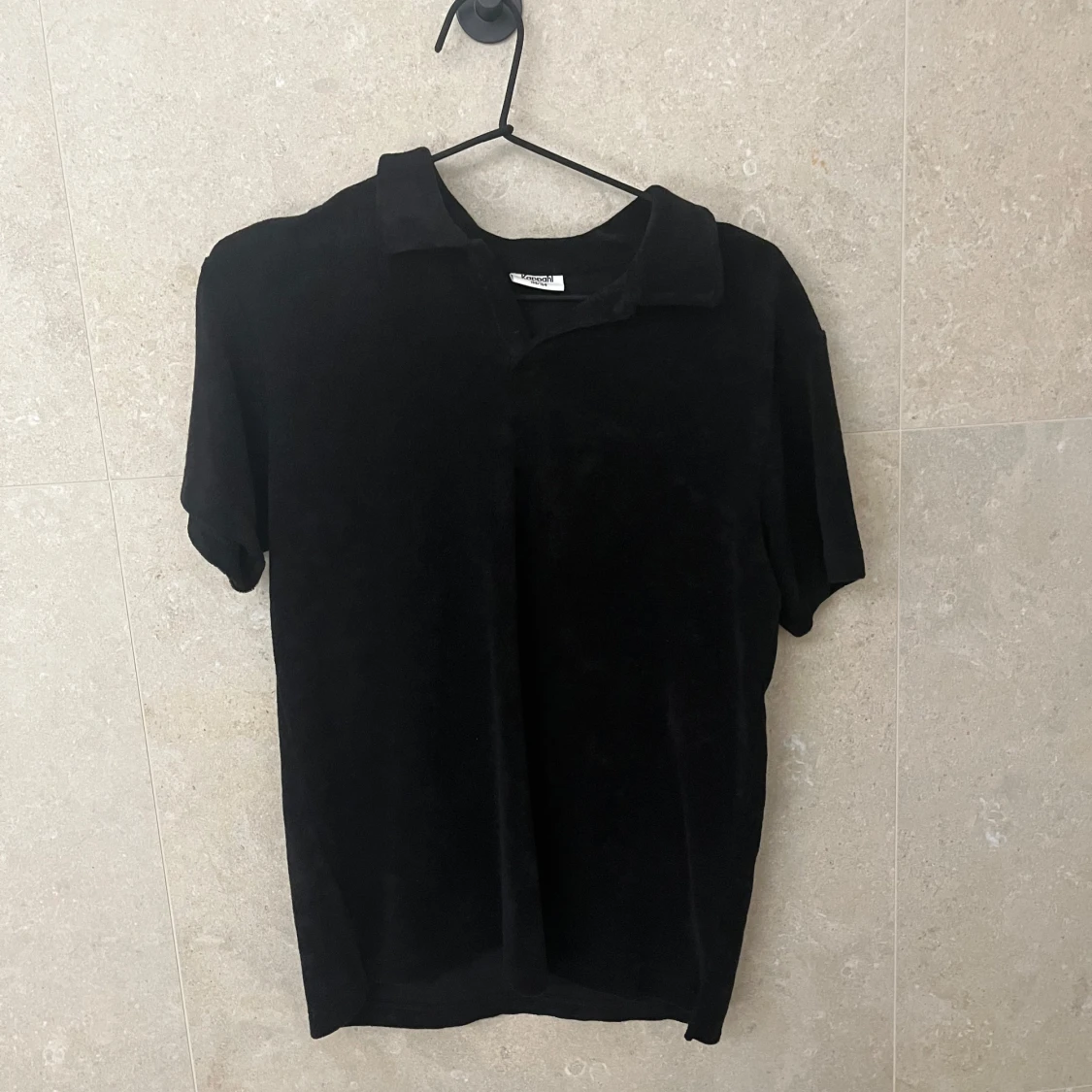 Svart frottéskjorta med krage