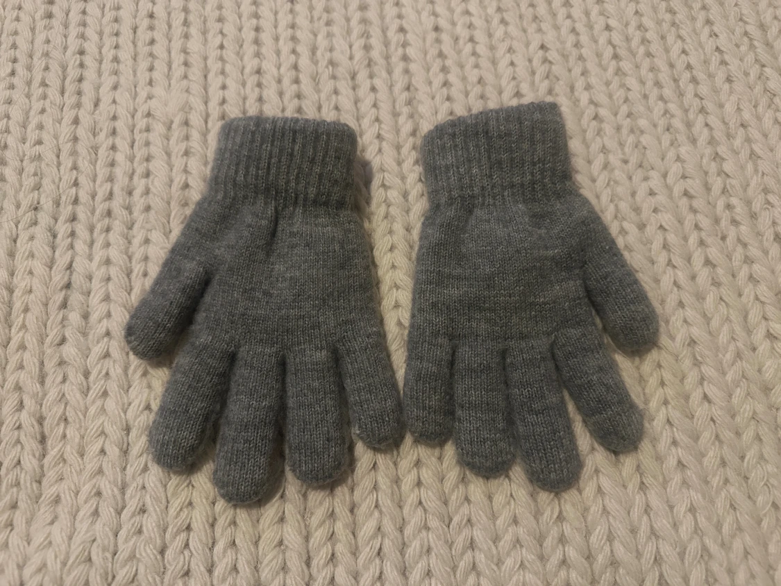 Grå stickade vantar  - 1