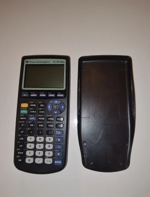 TI-83 Plus grafräknare - TI-83 Plus grafritande kalkylator från Texas Instruments. Komplett med skyddshölje, i gott skick utan defekter eller slitage. Perfekt för matematik, statistik och naturvetenskapliga studier.
