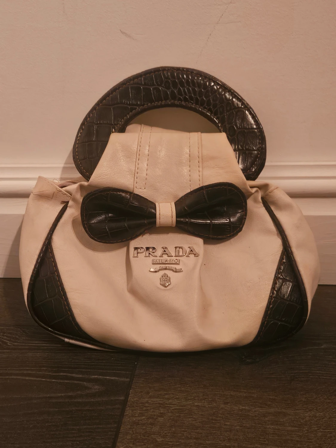 Vit handväska från Prada med rosett