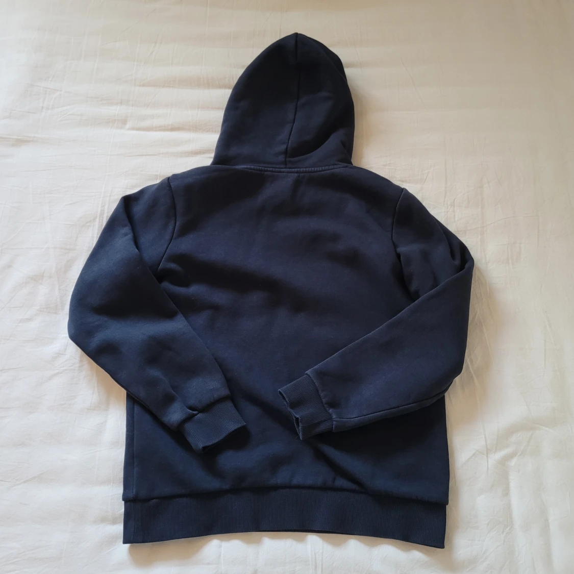 Mörkblå hoodie Peak Performance  - 1