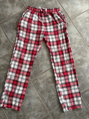 Röd-rutiga mjukisbyxor i bomullsblandning - Pyjamasbyxor från Lindex. Lite använda. Lite tendens till noppriga.