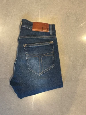 Oanvända jeans Tiger of Sweden Evolve 28/30 - Oanvända jeans från Tiger of Sweden Storlek 28/30 Modell Evolve Nypris 1400 kr Skön stretchig modell