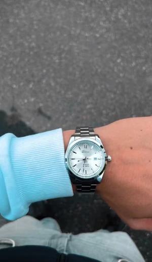 Silverfärgad klocka från Doventi  - Stilren klocka från Doventi med rund urtavla i silver och datumvisning. Klockan har en klassisk länk i metall och minimalistisk design med tydliga indexmarkeringar. Perfekt accessoar för dig som gillar en clean och tidlös look.