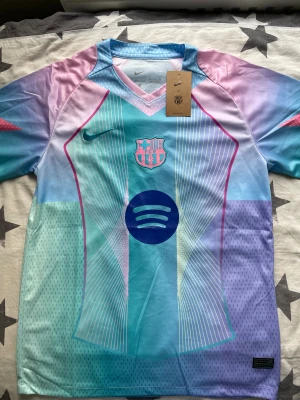 FC Barcelona - Säljer en FC Barcelona fotbollströja i storlek XL, ljusblå färg som jag fick som födelsedagspresent för ett tag sedan utan att ha använt den, bara testat. En perfekt julklapp!