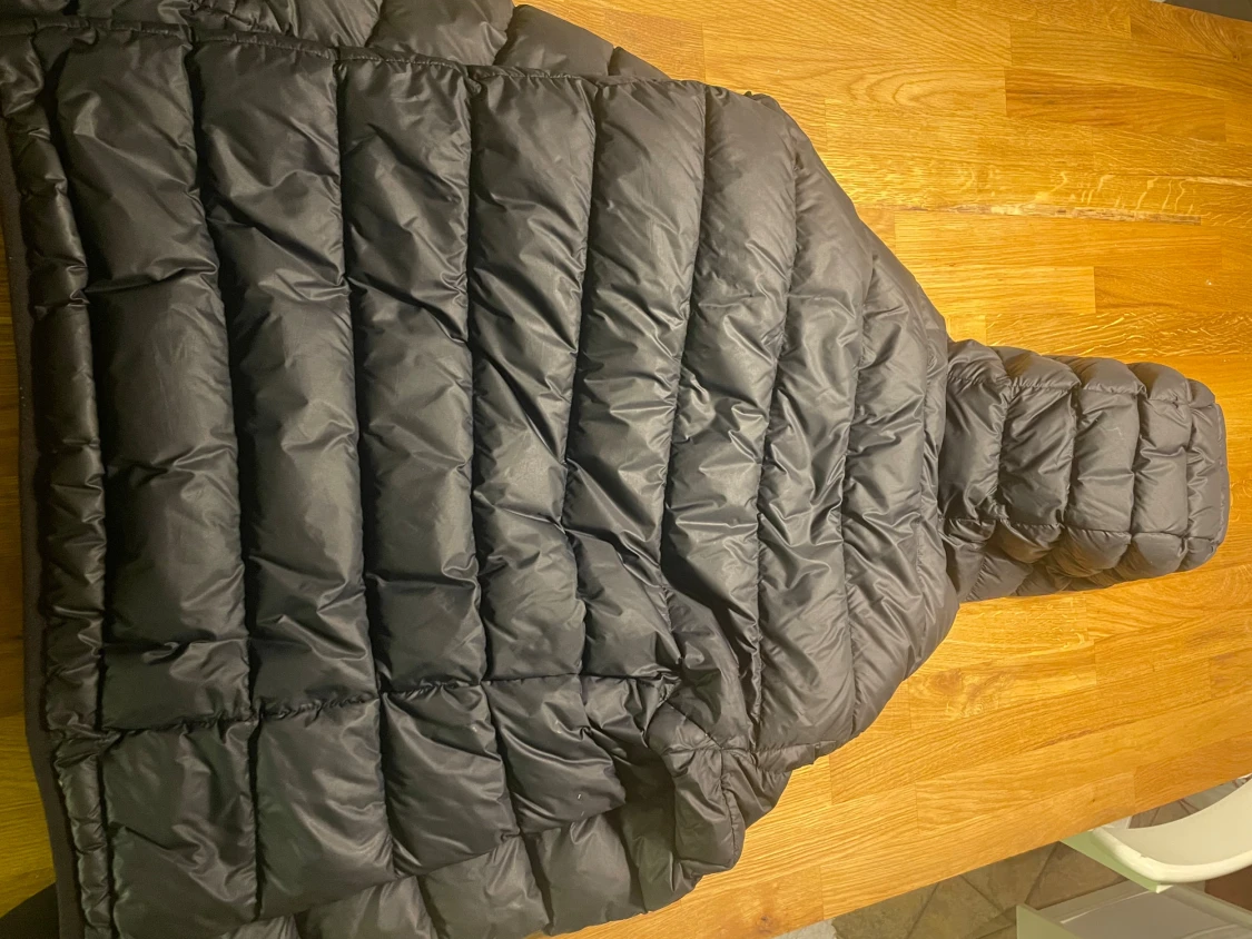 Svart pufferjacka från Peak Performance - 2