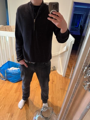 Solid half zip M - Säljer en solid halfzip i ruggigt bra skick. Den är i storleken M och om du har några funderingar är det bara att höra av sig🫡