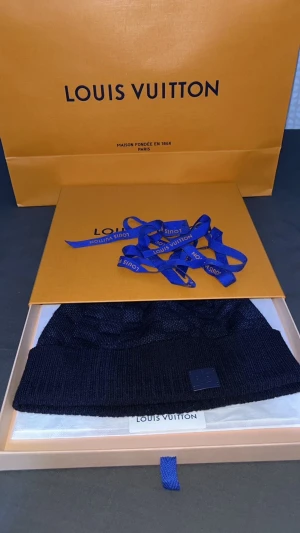 Mörkblå Louis Vuitton mössa - Ny Lv mössa Från Louvis Vuitton äffer i Stockholm, kvitto ingår 