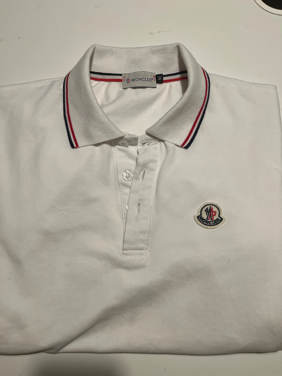 Vit pikétröja från Moncler med logga